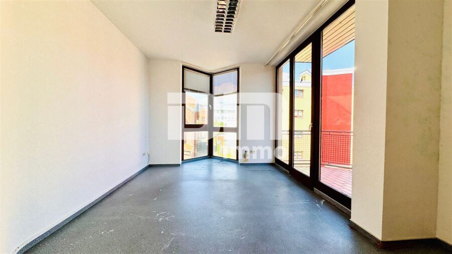 Schöne zentral gelegenes Büro mit drei Balkonen und Tiefgaragenstellplatz - 2.OG Raum 3 / Zugang Balkon